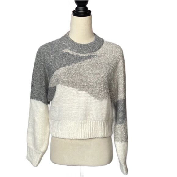 Abercrombie & Fitch Gray & White Geometric Cropped Sweater (Size: XS) - Picture 3 of 13